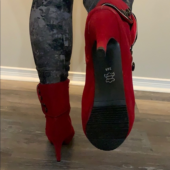 Red heeled boots - Picture 2 of 4